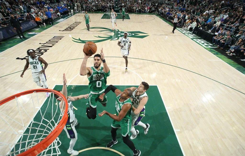  Ming巅峰对决，字母哥与60激战日本队分钟，出色防守胜负难料！